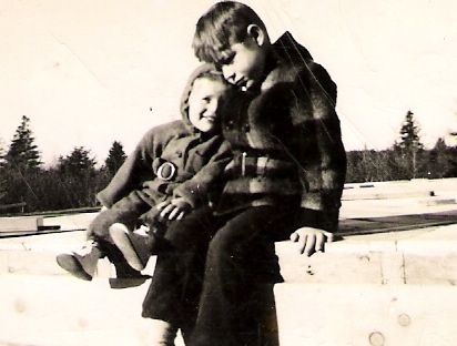 Vicki Schad and Bobby Reynolds as children in 1949, sitting together outside